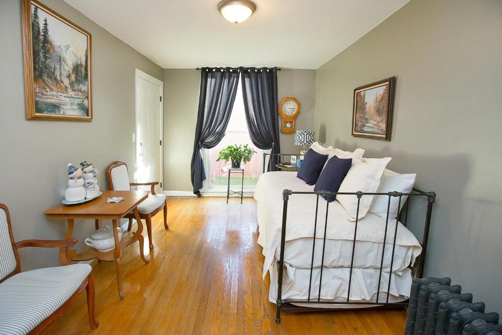 Deluxe King Suite interior